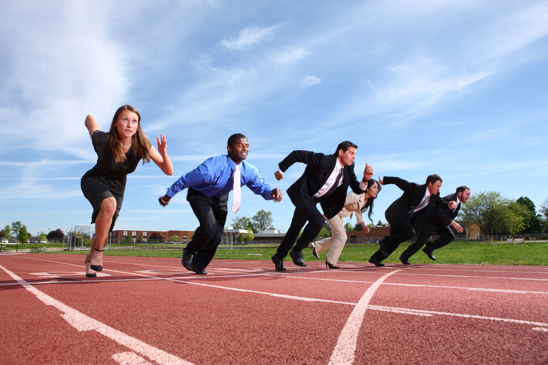 Las personas de negocios en la pista de carreras